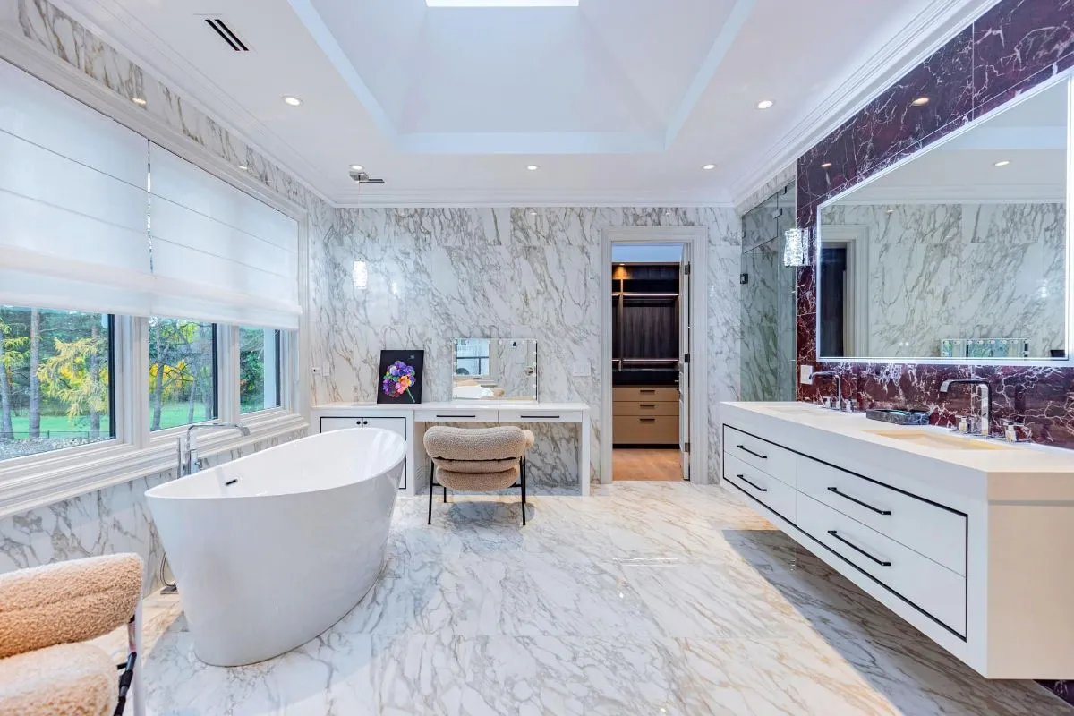 Washroom by IHOME Design & Renovation