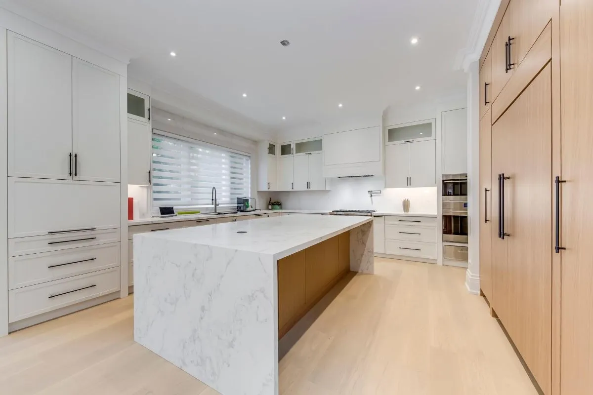 Kitchen by IHOME Design & Renovation
