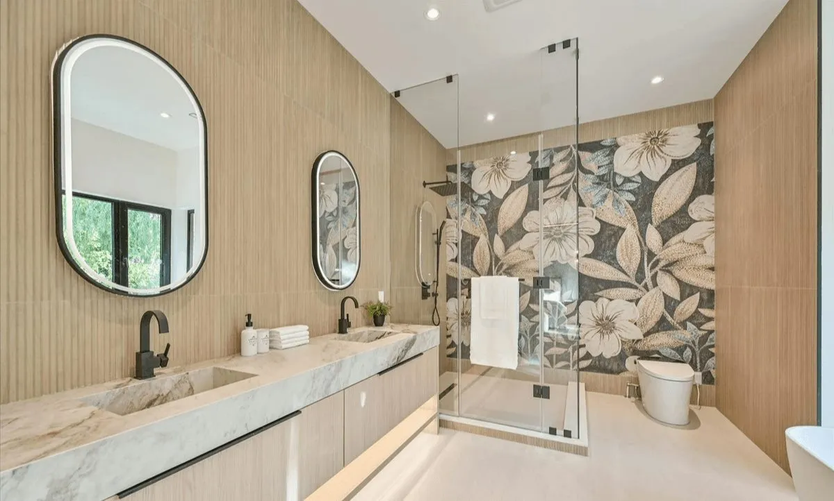 Washroom by IHOME Design & Renovation