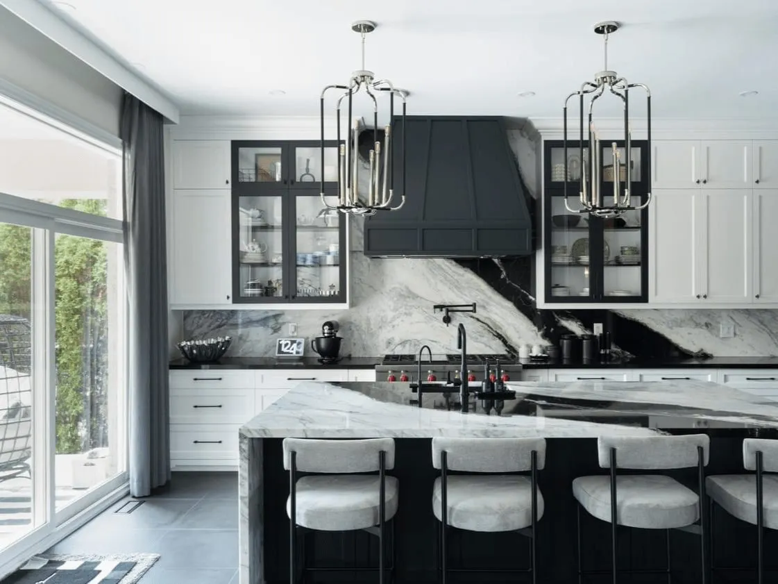 Kitchen by IHOME Design & Renovation